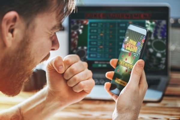 Filipino player adding ph 19 to home screen on Android smartphone